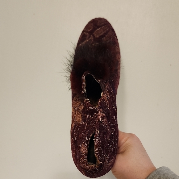 Elegant Velvet Patterned Women's Shoe - Picture 2 of 10